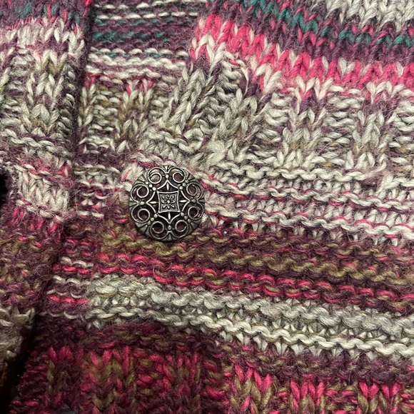 Jewel-toned cardigan with 1 decorative bottom. Wool & acrylic - Picture 4 of 4